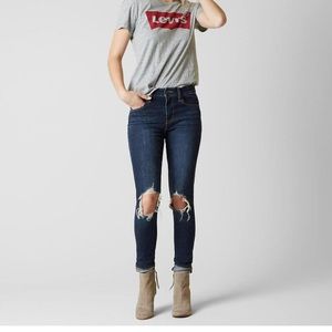 Levi 721 High Rise Skinny Distressed knees